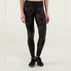 Lululemon Speed Tight Luxtreme in Brisk Bloom Black Soot Size 8